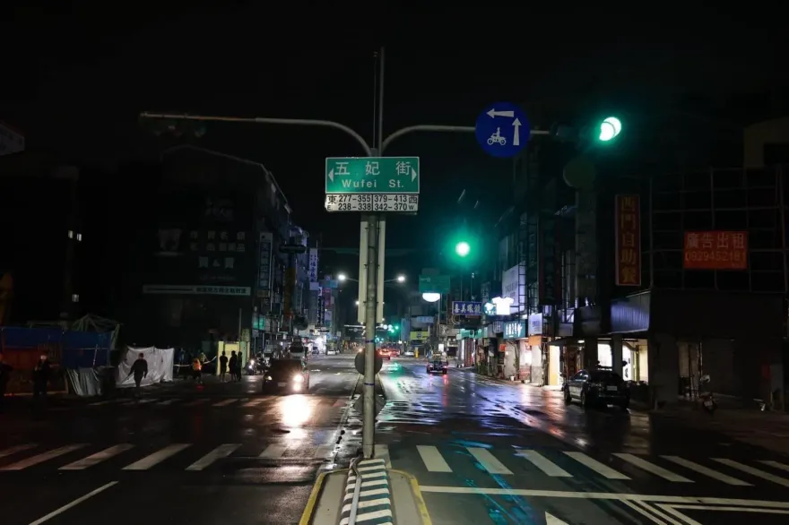快訊/台南天坑事件最新！灌漿320方混凝土填補　西門路通車五妃街單向通行