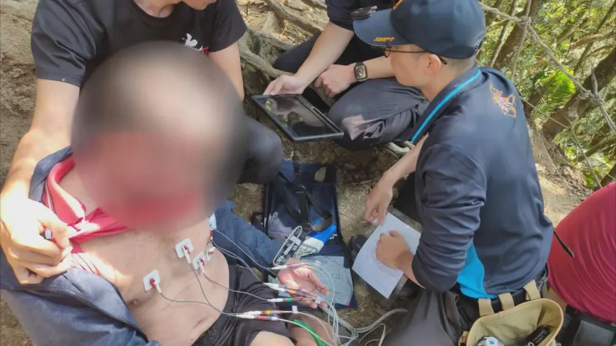 影/苗栗翁攀仙山「突心肌梗塞」！　警消火速救援合力抬送醫