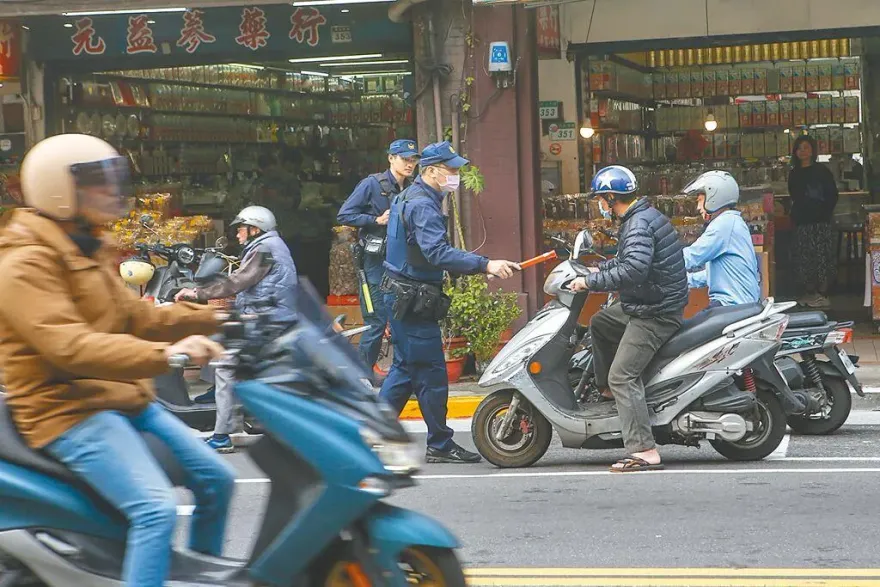 政院拍板了！10項「罰鍰1200輕違規」不能檢舉 　騎機車講手機、不戴安全帽在內