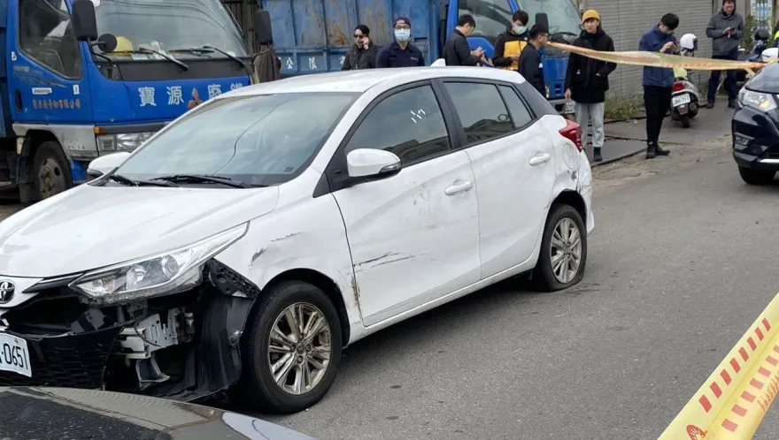 快訊/嫌犯車輛找到！藥頭拒捕衝撞警方逃逸　台中街頭圍捕畫面曝光