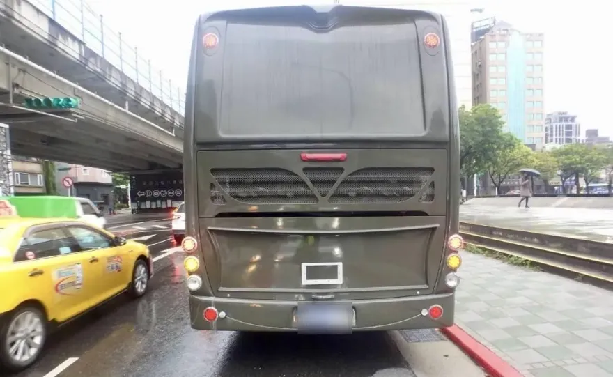 國防部巴士車禍立院備詢遲到　新生高擦撞休旅車畫面曝光