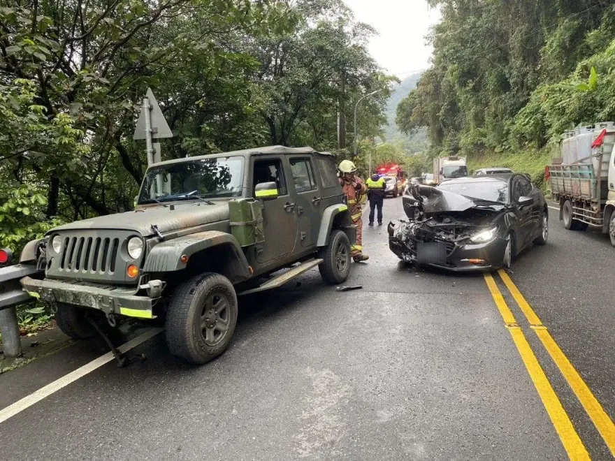 快訊/打完靶回營出意外！新店軍車、轎車碰撞…軍民4人送醫