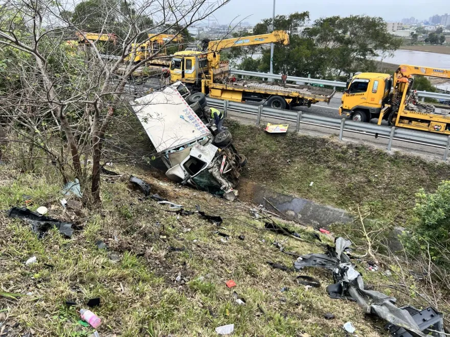 快訊/國3北向竹南段驚悚車禍！小黃、大貨車碰撞衝落邊坡　車身碎爛釀3傷