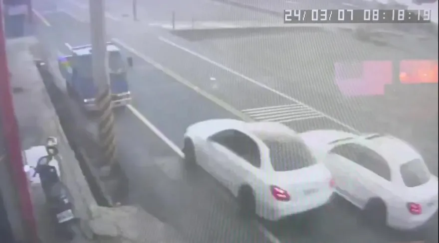 影/撞擊影像曝！賓士超車撞貨車毀貨櫃屋　駕駛輕傷送醫