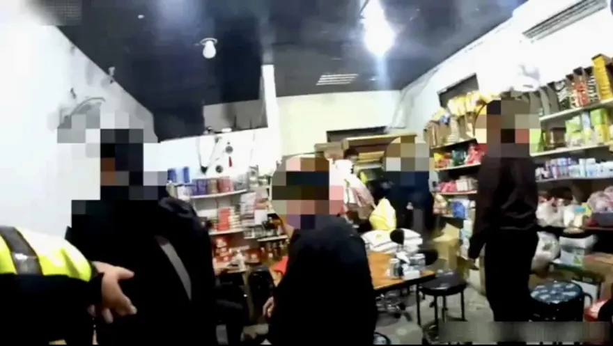 影/八里泰式小吃店暗藏職業賭場　警突襲逮13人聚賭送辦