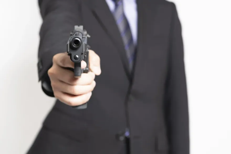 爆口角竟拔槍射學生！醫學院狠師遭逮　包包還搜出10把匕首、81發子彈