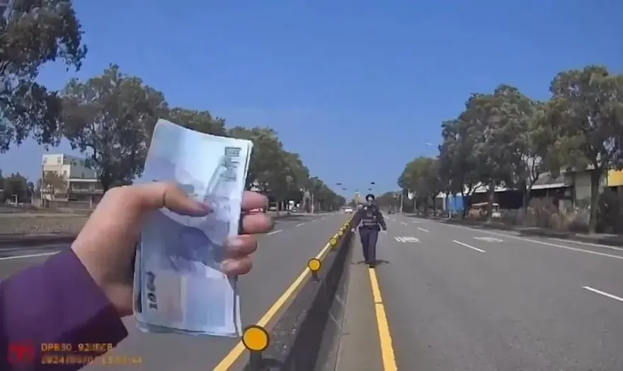 影/撿錢片！32張千元鈔滿車道飛　暖警幫撿回26張…她感謝：這是跟孩子的生活費