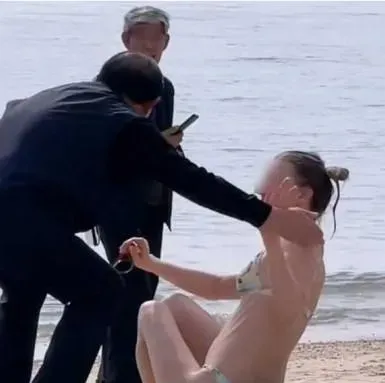 海灘大爺強搭比基尼洋女合照卡油　網怒斥是在非禮：快報警
