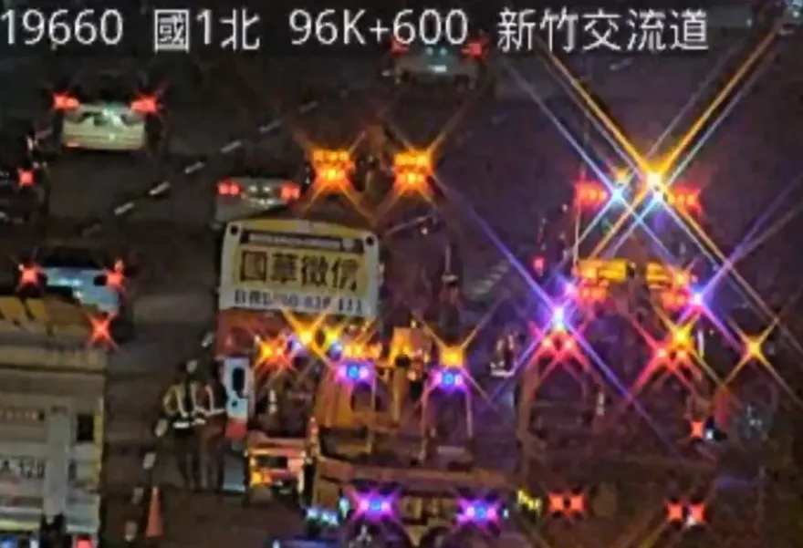快訊/國道1南下嚴重連環車禍！客運乘客驚喊「嚇到閃尿」　車流回堵5公里