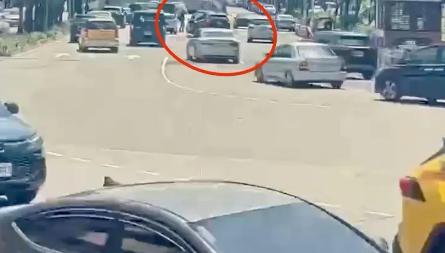 影/計程車運將載客遇行車糾紛　愛車遭3惡煞踩車頂踏破擋風玻璃