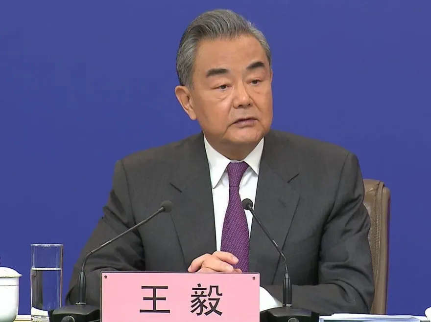 大陸兩會/王毅回鍋主持外長記者會　人海中認出他跳「科目三」全場大爆笑