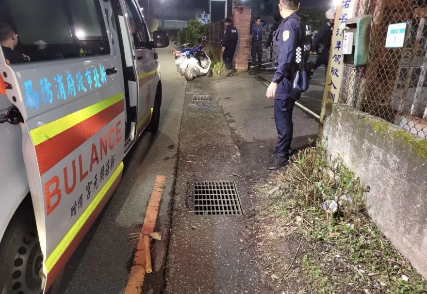 快訊/新北新店街頭男子持鋤頭傷人　3人受傷送醫急救