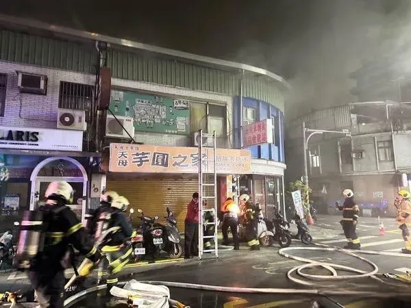 快訊/天母凌晨火警！名冰品店「芋圓之家」遭祝融　警消急撲滅