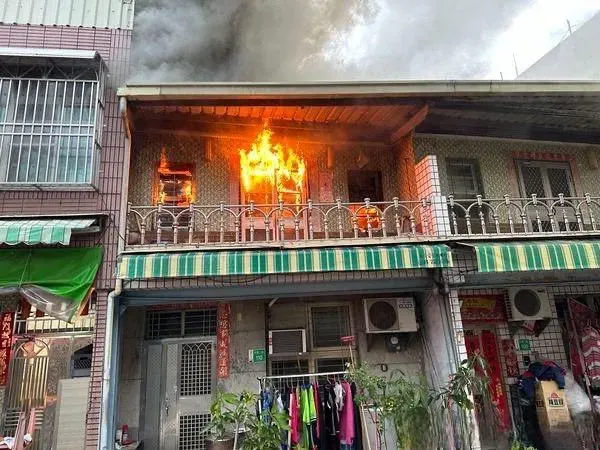 快訊/台南民宅頂樓鐵皮加蓋處陷火海！　警消急灌救...起火原因不明