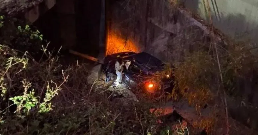 台中驚魂！車離奇墜5米深大排水溝　女駕駛神情恍惚被吊掛獲救