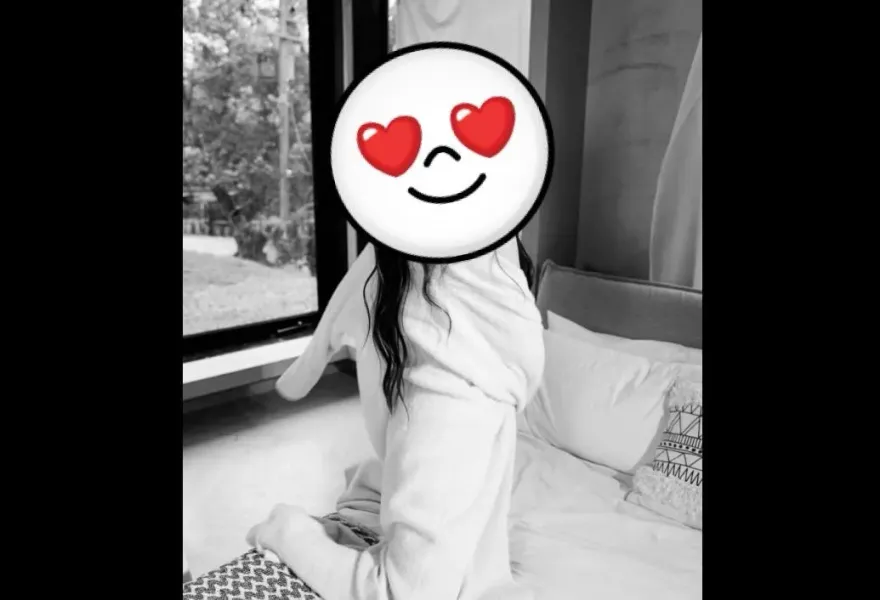 「長髮」峮峮曬浴袍美照！露性感香肩跪床上　萬人朝聖秒暈