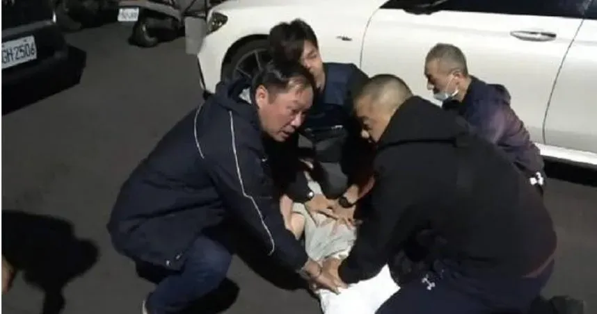 高雄警圍捕暴力討債成員...擲震撼彈2枚阻逃壓制　搜出各式槍械、127發子彈