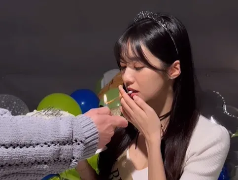 女神形象崩壞？慈妹生日po「叼菸動作」喊：越大越派ya　粉絲看傻不敢置信