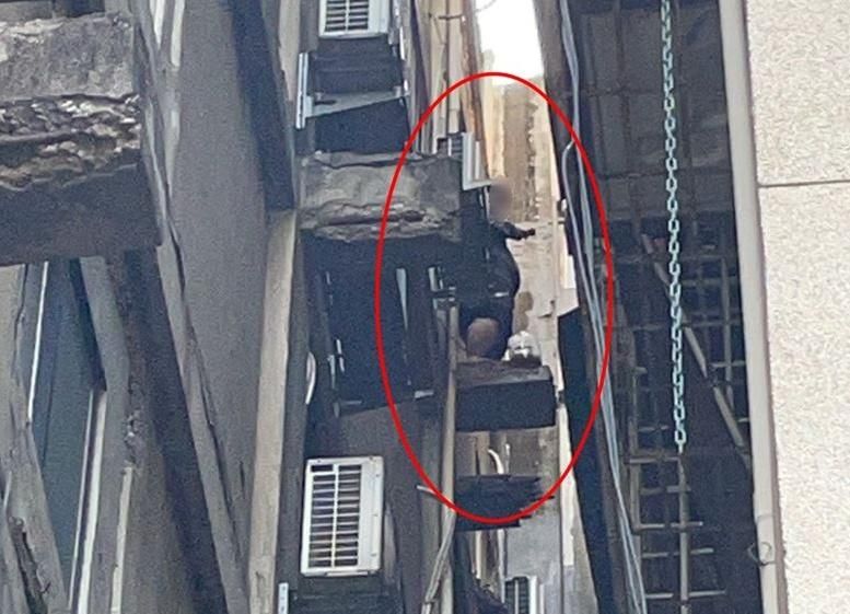 影/玩命蜘蛛人！摩鐵毒趴見警破門急逃竄　「猛男毒蟲」卡8樓高空狼狽被逮