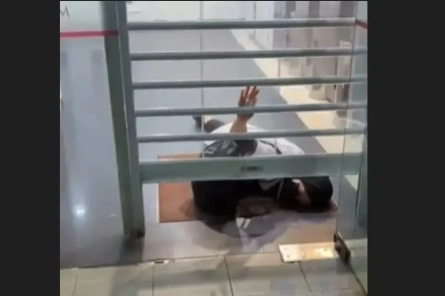 影/最後一分鐘去領錢GG了！女子慘被關在ATM　尖叫趴地崩潰求救