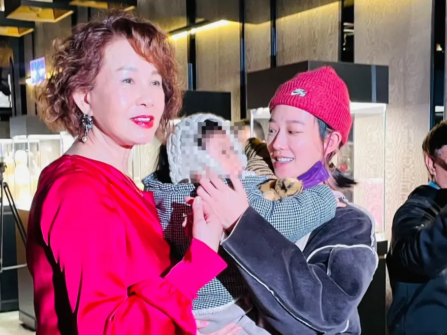 黃玉米被人群嚇哭！孟耿如帶愛女逛乾媽周丹薇展覽　親曝「黃子佼復出」關鍵點