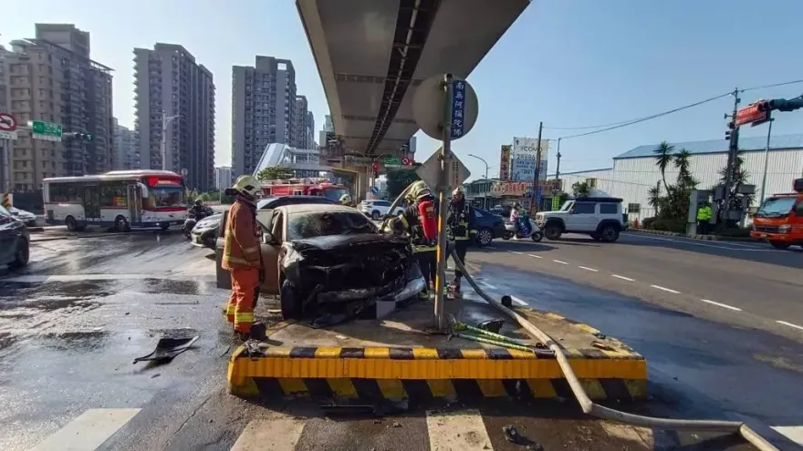 影/太離譜！57歲淡水男恍神自撞安全島　車頭凹、下巴掉釀火燒車