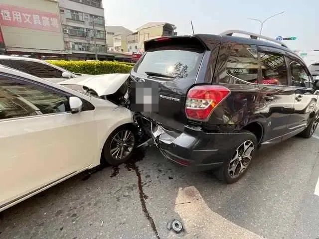 影/恍神？台南7旬翁紅燈沒煞車　釀5車追撞交通回堵