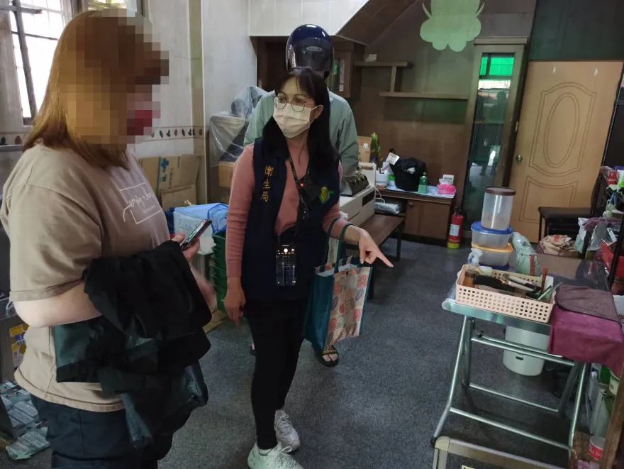 影/女店員「狂挖鼻孔」沒洗手！客人吃下加味鹹酥雞　老闆娘回應了