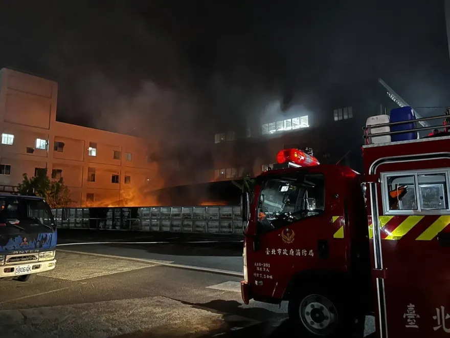 快訊/北市士林汽修廠惡火狂燒！警消急出動32車93人搶救