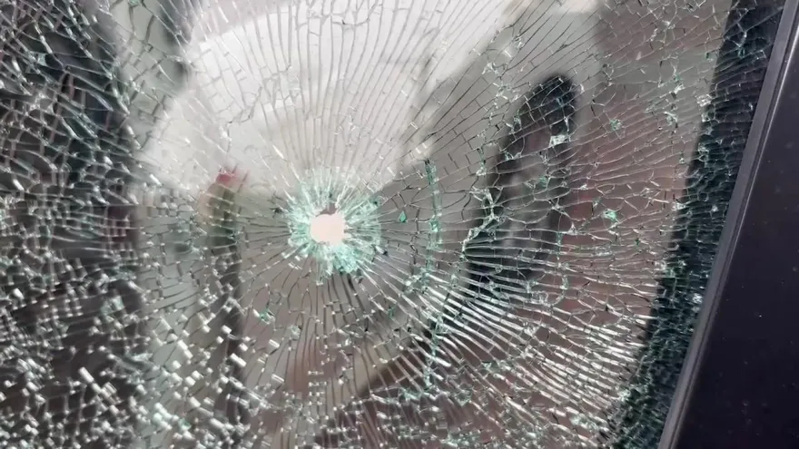 影/抓不到人？台南大灣國小旁車輛頻遭射破窗　警研判「從高樓往下射」全力清查