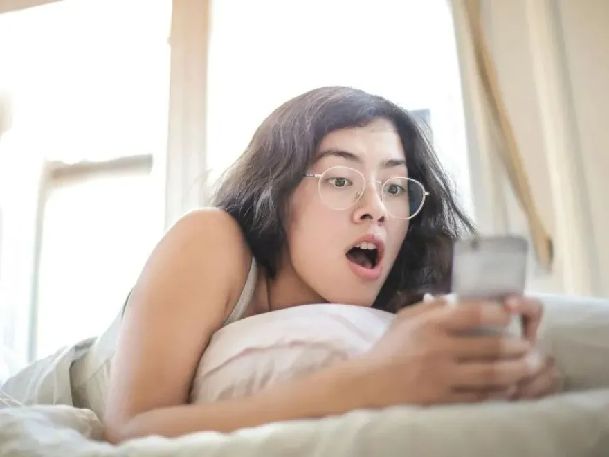 前男友竟和媽媽交往！門口熱吻超高調…網：希望別變繼父