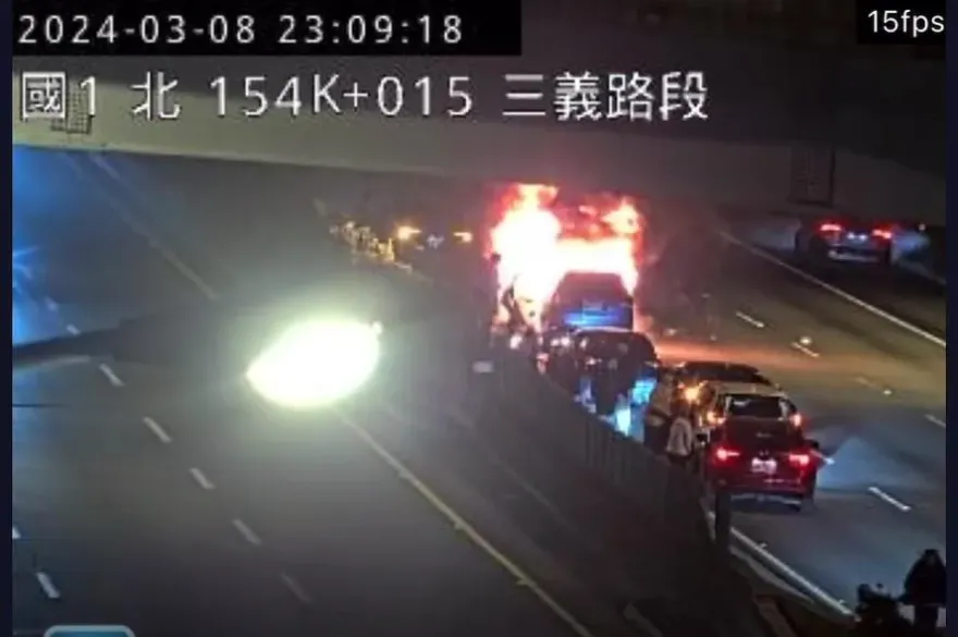 影/國1南向三義段6車連環撞！1車驚悚爆燃成廢鐵…傷亡曝光