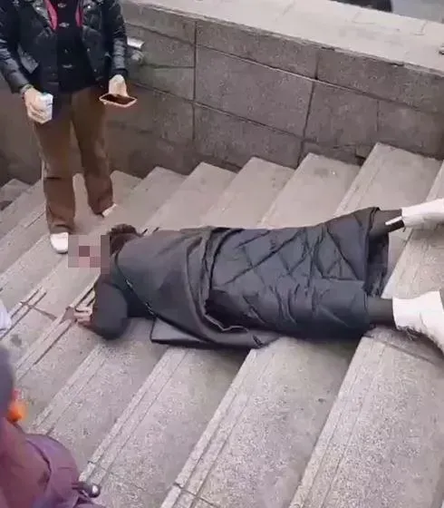 四川婦落樓梯玩手機　叩頭式摔倒鮮血滿階梯嚇壞網民