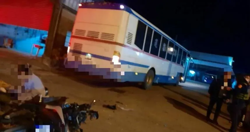 苗栗晚間駭人車禍！直行機車猛撞迴轉客運　25歲騎士重傷昏迷送醫搶救