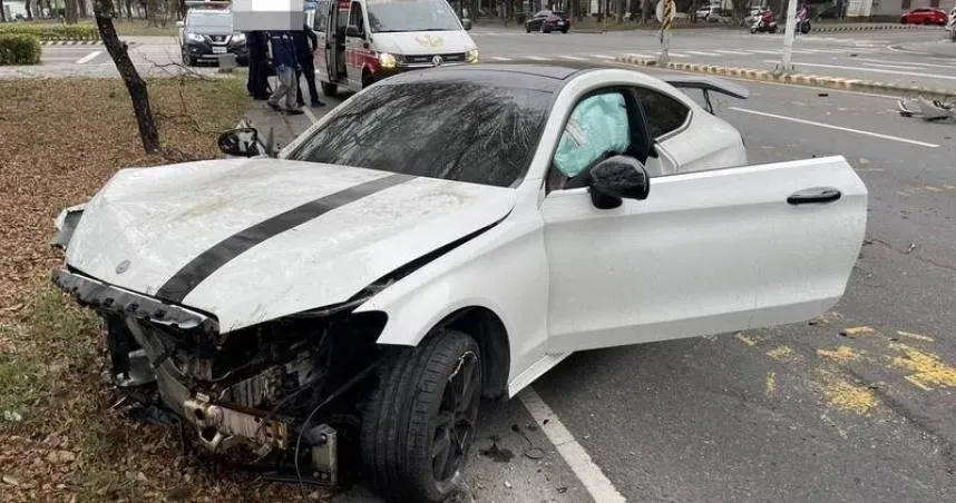 影/瞬間酒醒！嘉義21歲男酒後上路　賓士跑車自撞燈桿「車下巴」全掉