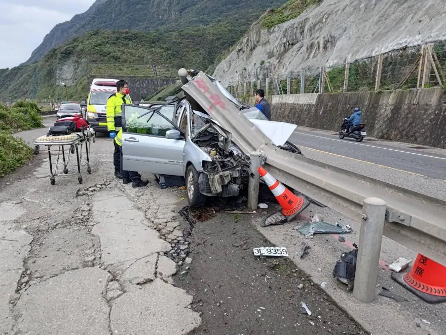 快訊/驚險！瑞芳台2線自撞「吞護欄」　車頂遭劈開鐵柱插後座…駕駛好命大