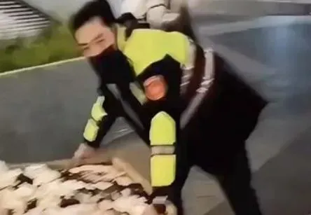 影/中山捷運站外違規擺攤！滿箱襪子遭倒怒槓警　PO網討拍反被打臉
