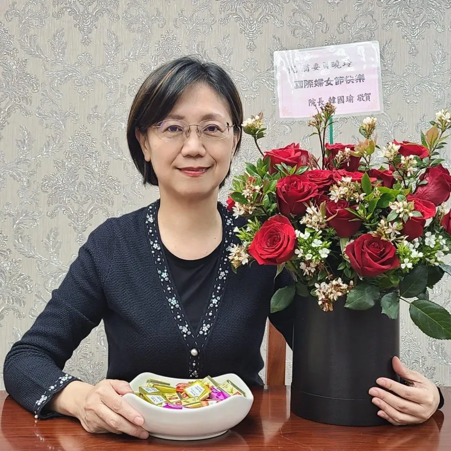 自曝連日遭「網襲」　翁曉玲曬玫瑰花盆：謝謝韓國瑜讓我有勇氣面對