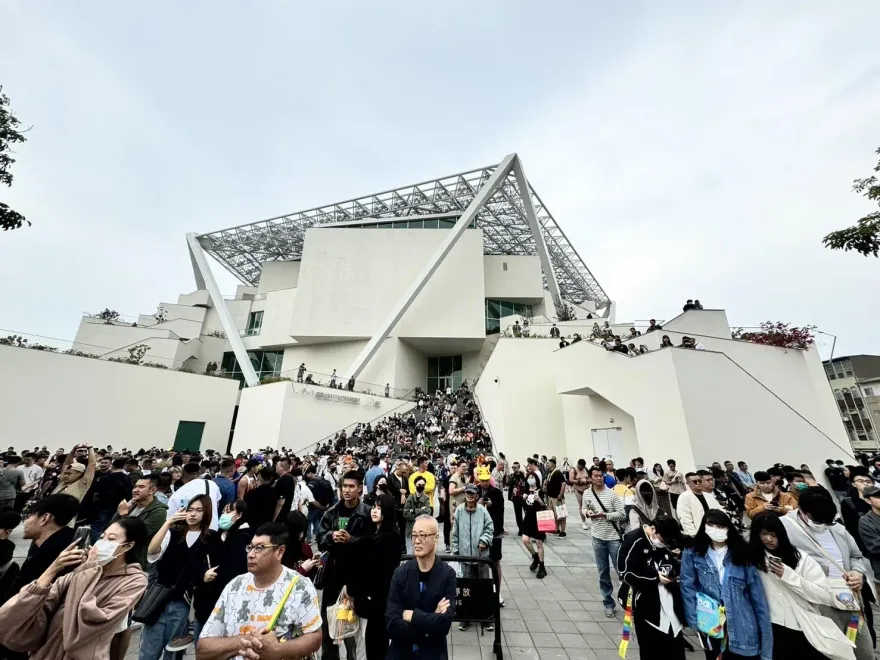 影/把握最後一天「白天賞蘭、抓寶、晚上賞燈」　國內外遊客擠爆台南