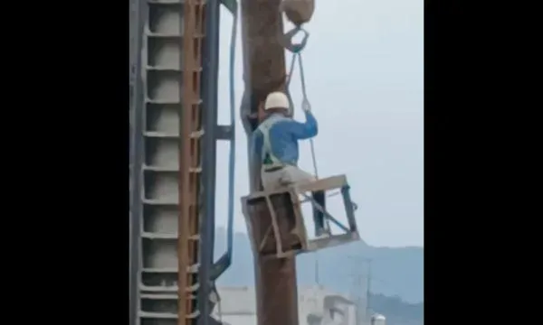 影/無視人命！汐止社宅工程坐吊車掛半空　工人「無繫繩作業」險墜落地
