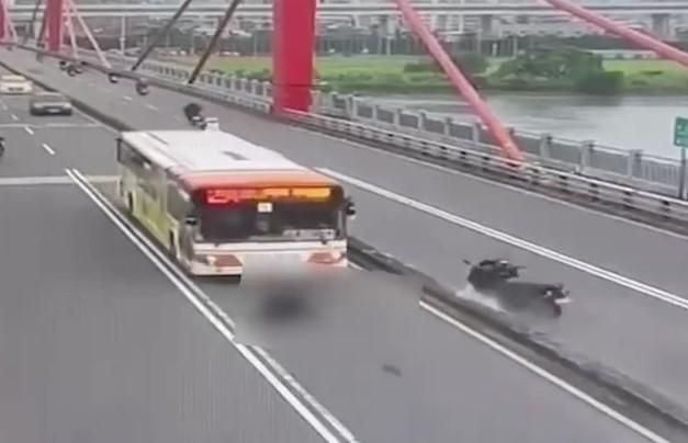 影/恐怖撞擊瞬間！重機男過彎自撞護欄　噴飛滾公車底遭輾斃