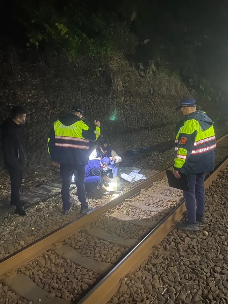影/台鐵三坑站軌道旁驚見「人頭蓋骨+大腿骨」　警封鎖現場採證