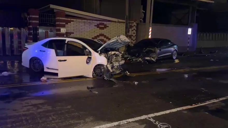 影/真夭壽！高雄男酒駕衝對向　害女駕駛車毀人傷
