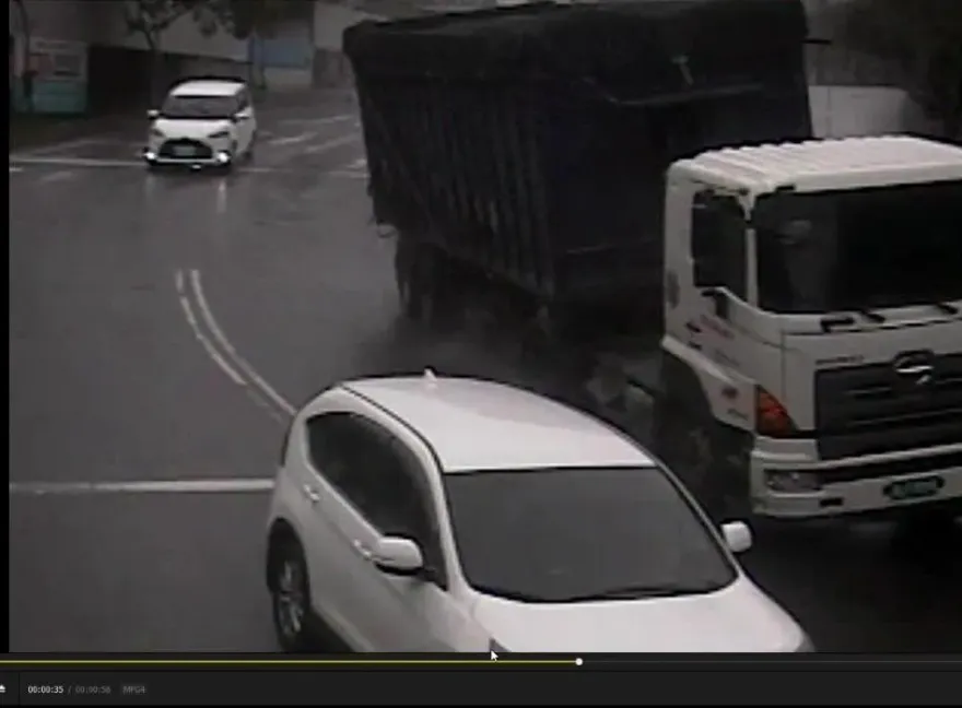 快訊/悚！台中砂石車翻覆釀2傷1命危　轎車被壓成廢鐵影像曝