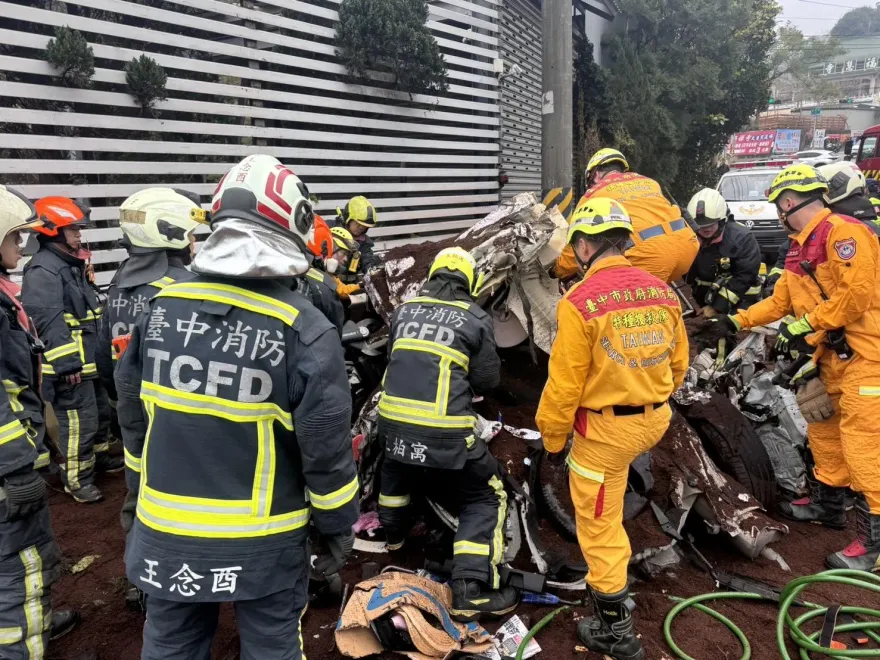 台中砂石車壓毀休旅車釀2傷1命危！　兒夢想考警專…母載他補習遇鬼門關