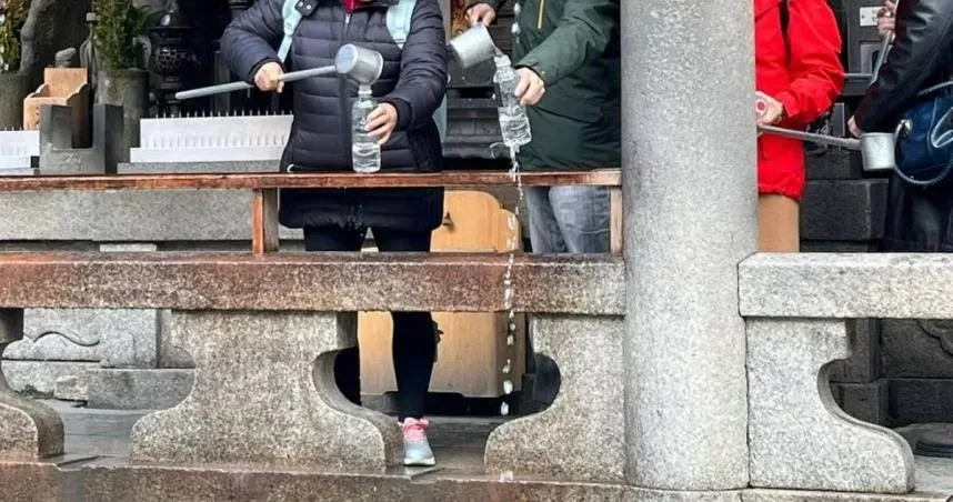 清水寺「寶特瓶裝水」排隊大塞車⋯外國人喊往前　台灣長輩團嗆：不裝幹嘛上來