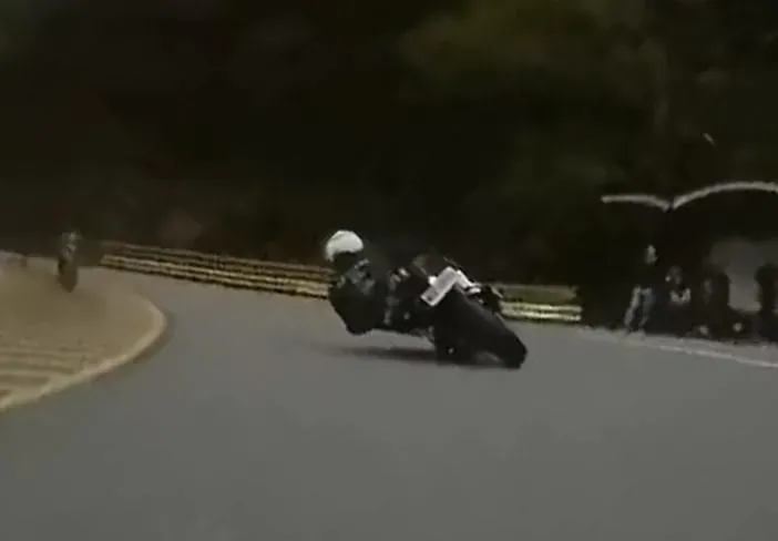影/玩命！19歲騎士北宜競速狂飆　追焦聖地過彎慘摔糗樣曝