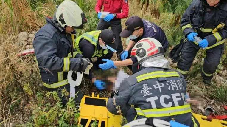 快訊/丈夫嚇到腿軟！台中女「不明原因」墜落橋下6m處　左腳骨折送醫