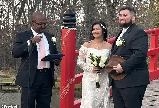 新婚隔天度蜜月遇死劫！夫死妻重傷「陰陽兩隔」　婚禮照慘淪遺照