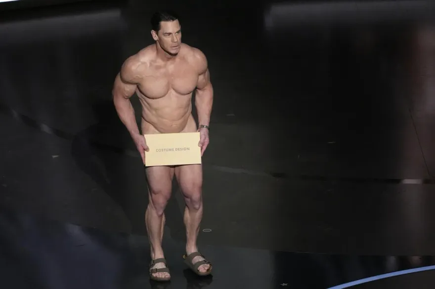 奧斯卡2024/「江西男」全裸上台！精壯肌肉惹遐想　主持人急披一塊布
